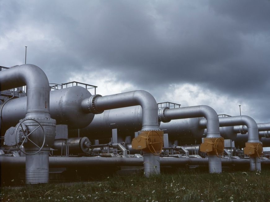 Трубопроводные эстакады и технологическое оборудование нефтехимического комплекса
