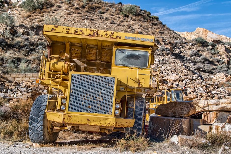 Grand tombereau en exploitation dans une mine à ciel ouvert